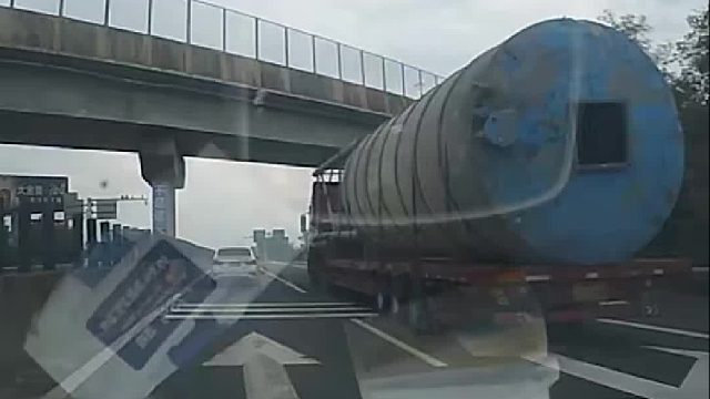 错过出口后强行变道酿事故，大货车你也敢撞？