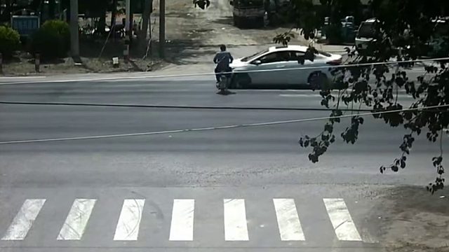 小轿车闯红灯与正常行驶电动车发生碰撞！