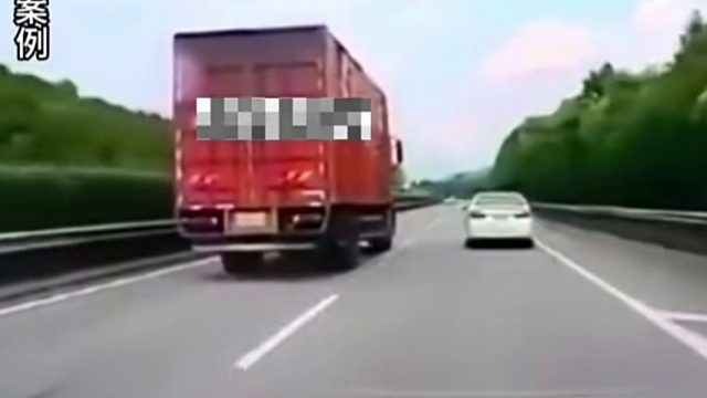 小车与大车并排行驶，大车变道未察觉撞上小车！