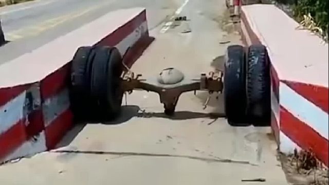 大货车车身过去了只剩下车轱辘轮在原地！