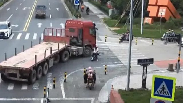 警惕大货车转弯“内轮差”，女子骑电动车卷入车轮下惊险逃生！