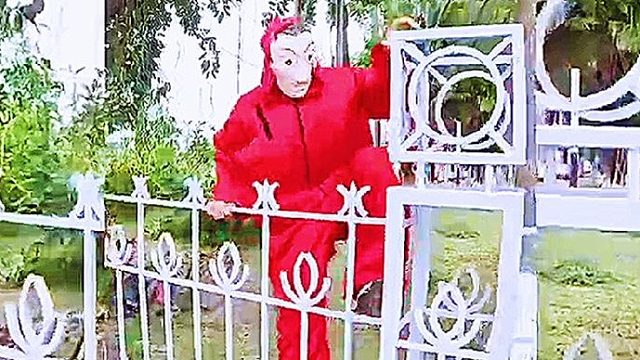 不就是偷点水果，至于这么穷追不舍吗？