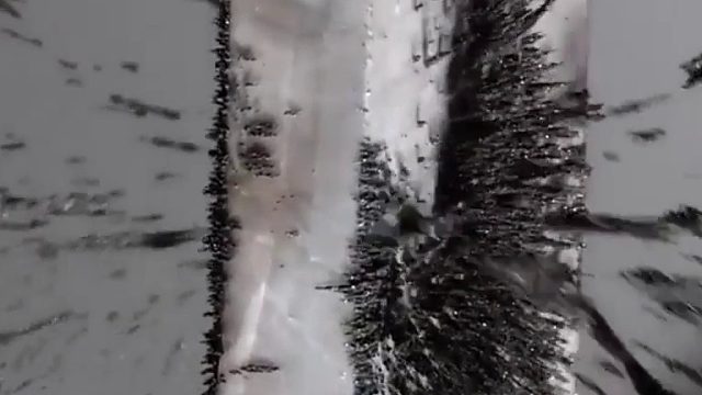 慢镜头下磁铁的磁力