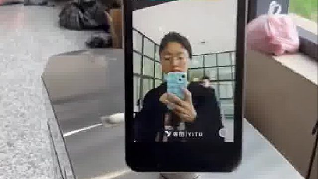 女生刷脸进图书馆 人脸识别每次都不一样