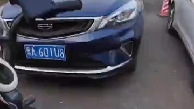 共享单车追回人员与女子起争执，女子强行霸占：让我骑到单位我赶着打卡