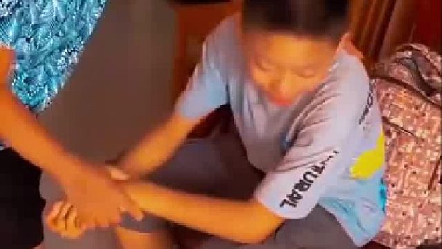 女子带龙凤胎女儿回逝世前夫家,看望公婆 依依不舍离开