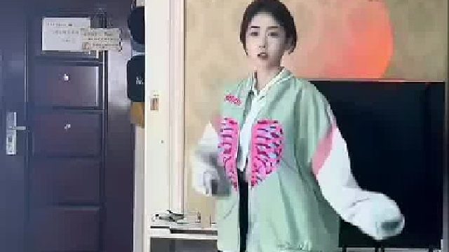 女子对镜变装跳舞，这身材是真实存在的吗，网友：美女千篇一律狗子独一无二完美身材美女