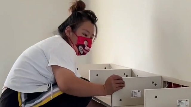 如果你家的悬空电视柜这样装，那么恭喜你，肯定要掉