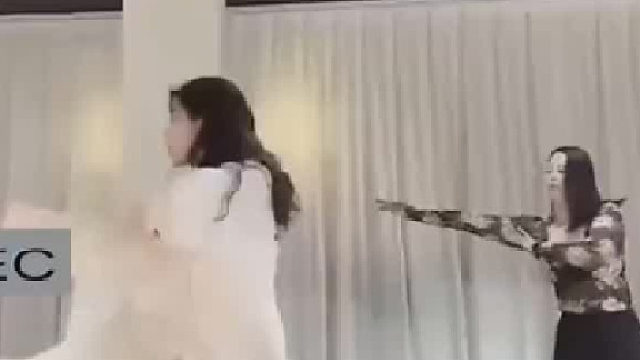 女孩稍微一动衣服就跟着滑落真是老肩巨滑