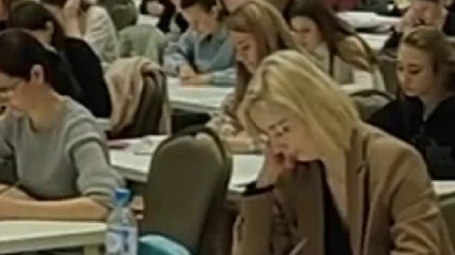 外国人中文听力考试进行中，像极了我英语听力测试的时候，这次全听懂了，终于轮到我有当学霸的感觉。