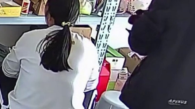 丈夫背叛跪地求妻子原谅，妻子：你对我尽是伤害，我已经受够了