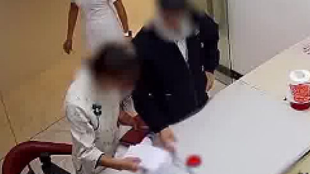 这一伸手，除了婚姻， 连自由也没了…