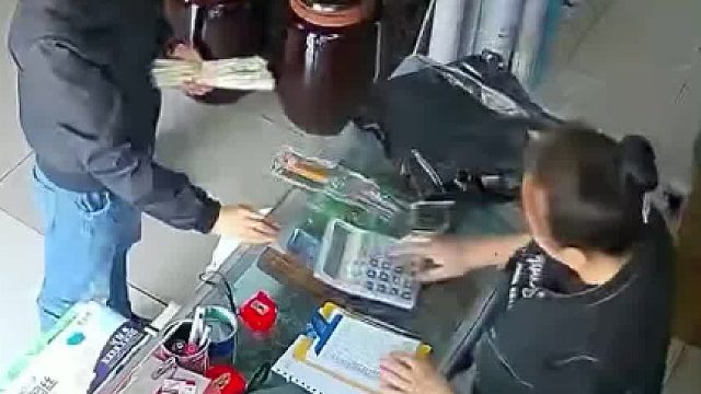 商店老板找了一天计算机没找到，翻看监控的时候愣住了...