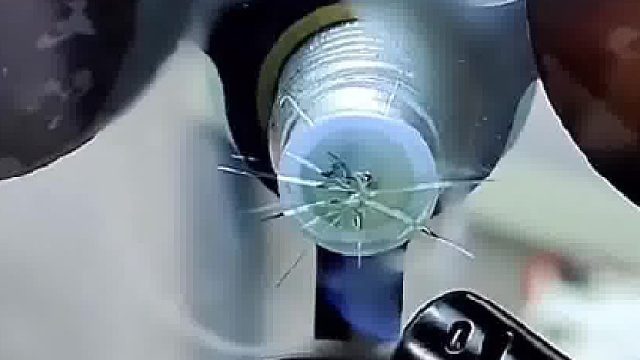 玻璃被石子砸伤修补过程