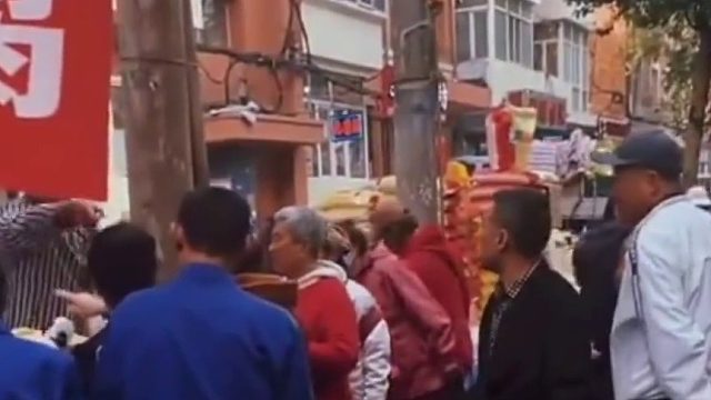 女子抱狗买菜摸完豆腐不想买