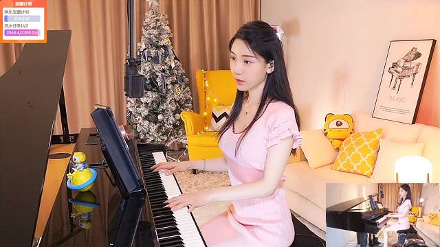 快来看美女弹琴！