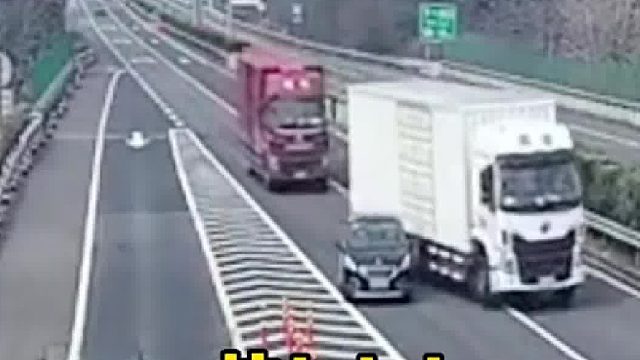 错过高速出口别停车啊，大货车没躲过去撞上了！