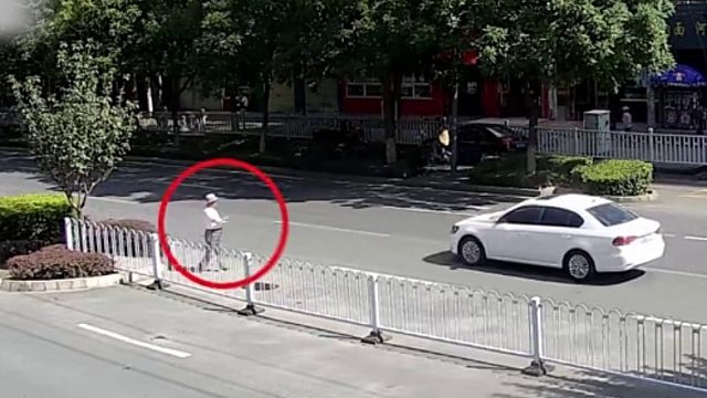 老人任性横穿马路被轿车撞倒！