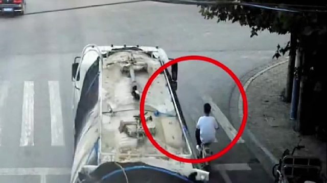 货车右转酿事故警惕大货车盲区！