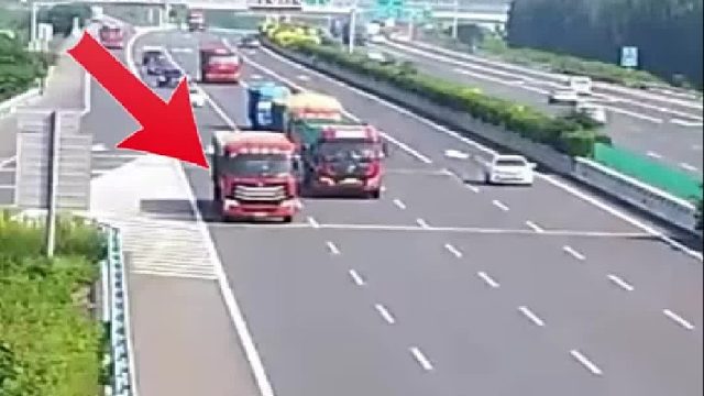 半挂货车错过高速出口倒车引发追尾！