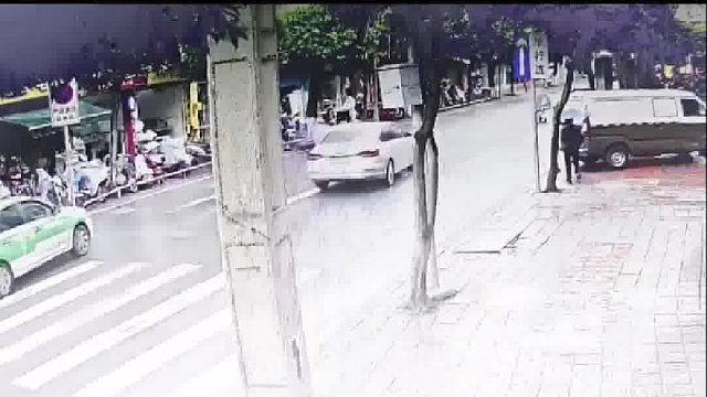 小车变道不让直行摩托车结果相撞了！