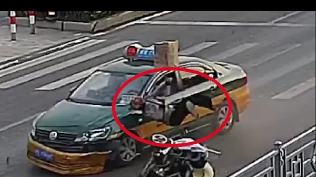 分心驾驶把人撞飞！