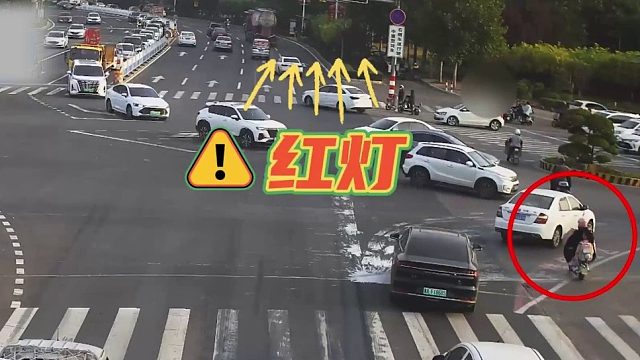女子骑车载两个孩子闯红灯被撞！