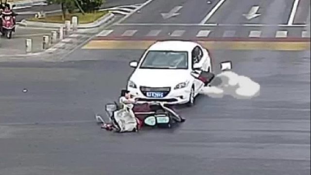 电动车驾驶员闯红灯被直行小车撞倒！