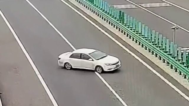 高速犯困命悬一线惊险！