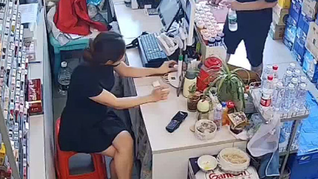 女子正常守店，陌生男子进店搭讪想要联系方式