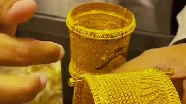 迪拜黄金衣，手工打造，每一件都非常精美，奢侈。土豪的彩礼嫁妆新娘衣服都是黄金做的，亮瞎我的眼