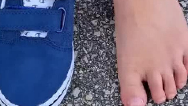 我们要相信宝宝给我们的反馈，当宝宝告诉我们鞋子不舒服时，我们应该思考，给宝宝选对鞋子了吗？