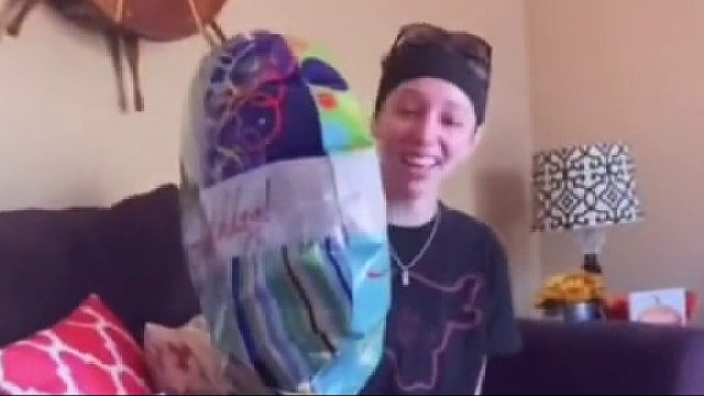 外国女子痛失爱犬，不久屋里飘进一只气球。不料气球竟然和爱犬的习性相同