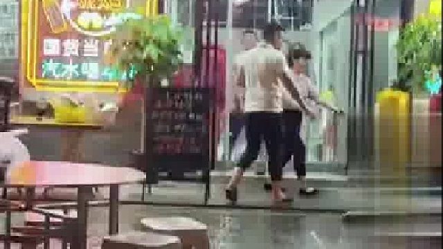 大爷嫌楼下夜宵摊吵直接泼水....