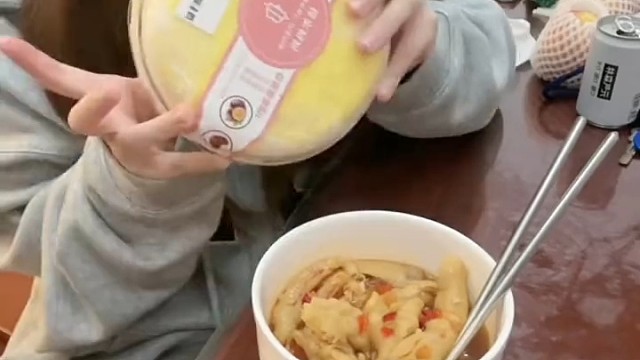 这女的这么熟悉