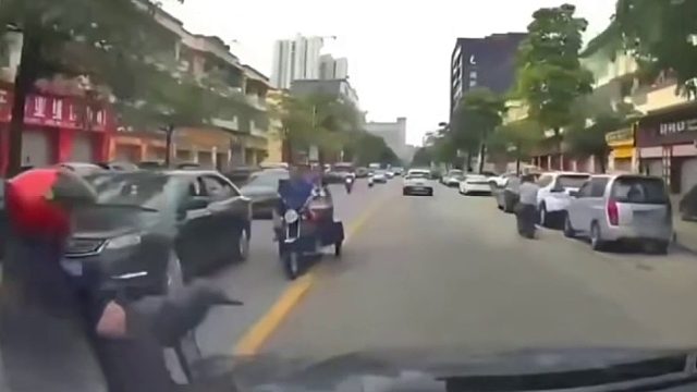 路口惊现鬼探头，碰撞后潇洒离场！