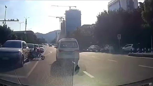 车缝中突然冲出电动车，汽车躲避不开相撞谁的责任更大呢？