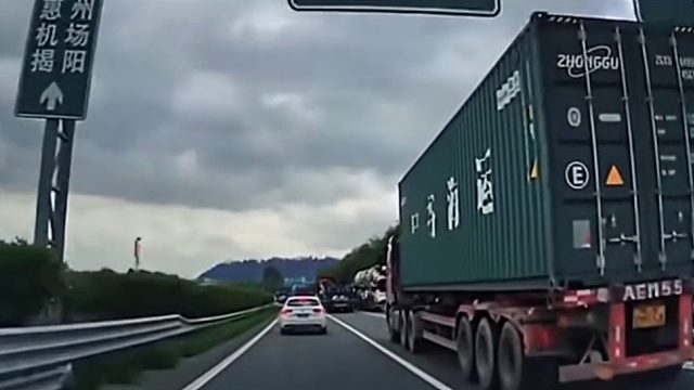 因强行变道卡车急刹冒烟，谢卡车不杀之恩！