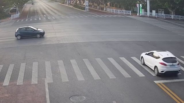 闯红灯被撞破窗而出未系安全带很受伤！