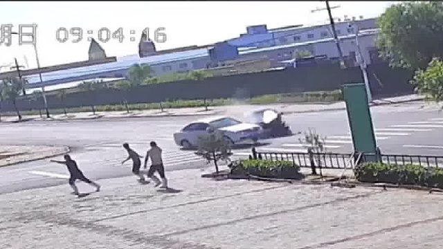 轿车途经无信车灯路口，未避让右侧车辆酿事故！