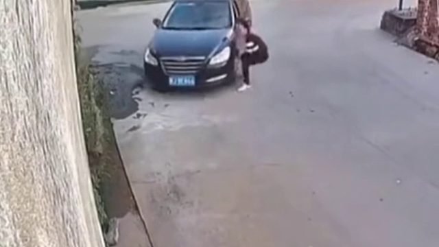 男子开车胡同转弯不出，无奈只得下车挪车！