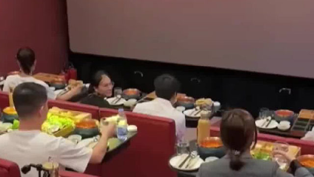 电影院里吃火锅，两件想干的事同时干了