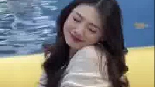 女生本来在美美的拍照突然过来...