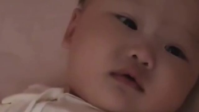 妈妈要去上厕所，喊宝宝自己转过去睡觉，结果宝宝真的乖乖睡觉了