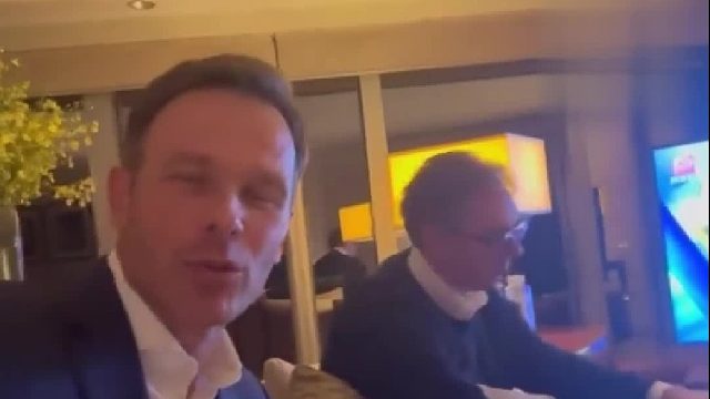 总统也熬夜看球？