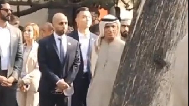 阿联酋哈伊马角酋长参观故宫，和路过的小朋友亲切地握手合影。