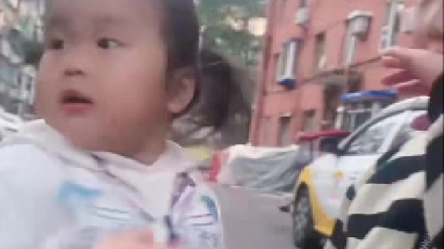 三岁大的小女孩用大人语气劝好朋友不要吃手。网友：萌娃之间的对话太可爱了