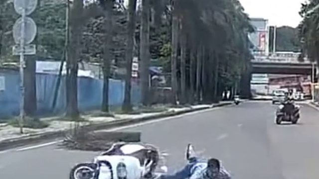 男子骑车被掉落树技砸倒，一时失控险些撞上小车！