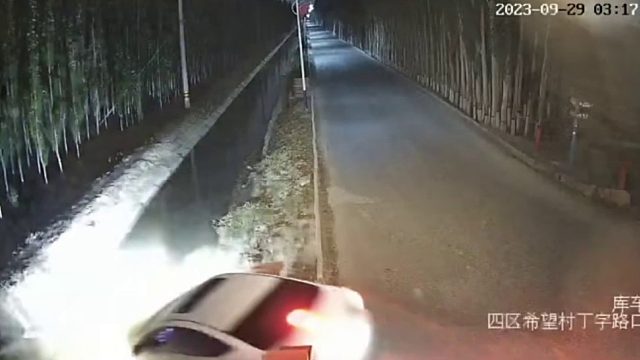 惊险时刻！男子酒驾超速竟将车开到水渠里！