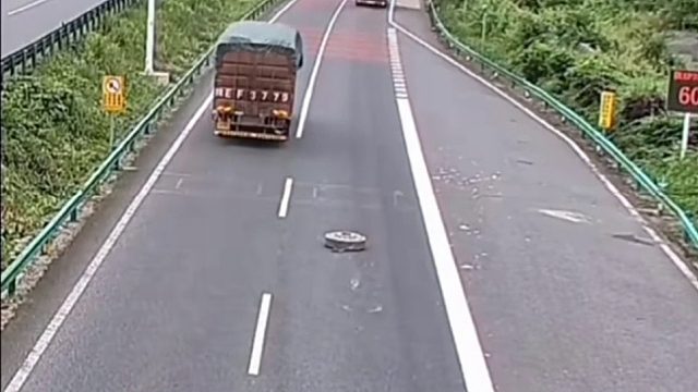 大货车的备胎直接掉落高速公路上，路过货车惊险避让！